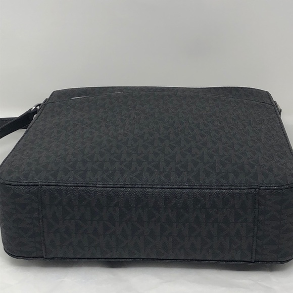 NWT Michael Kors LG messenger crossbody - Picture 4 of 6